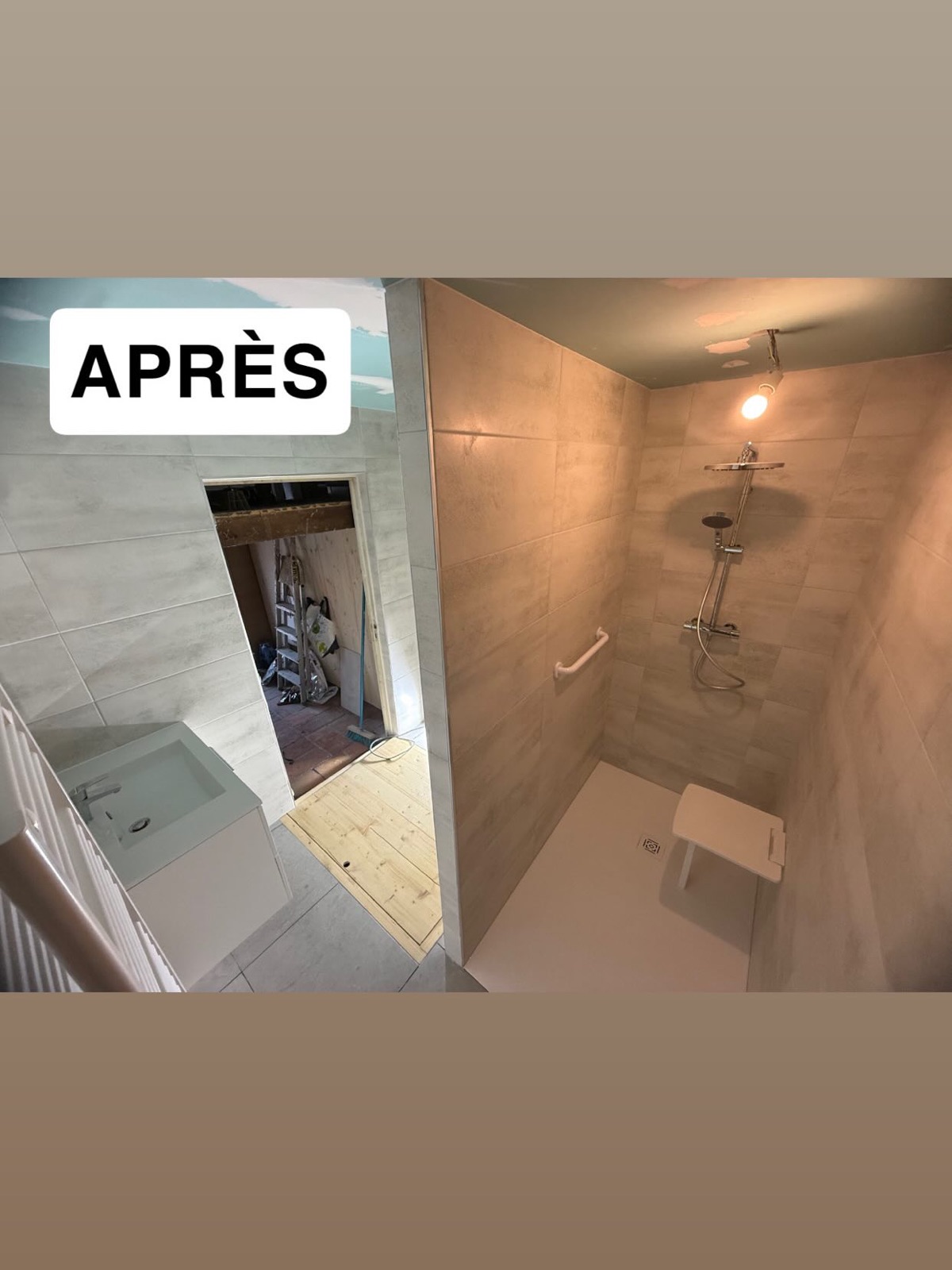 Salle d'eau créée dans un ancien cellier : douche accessible avec banc et barre de maintien