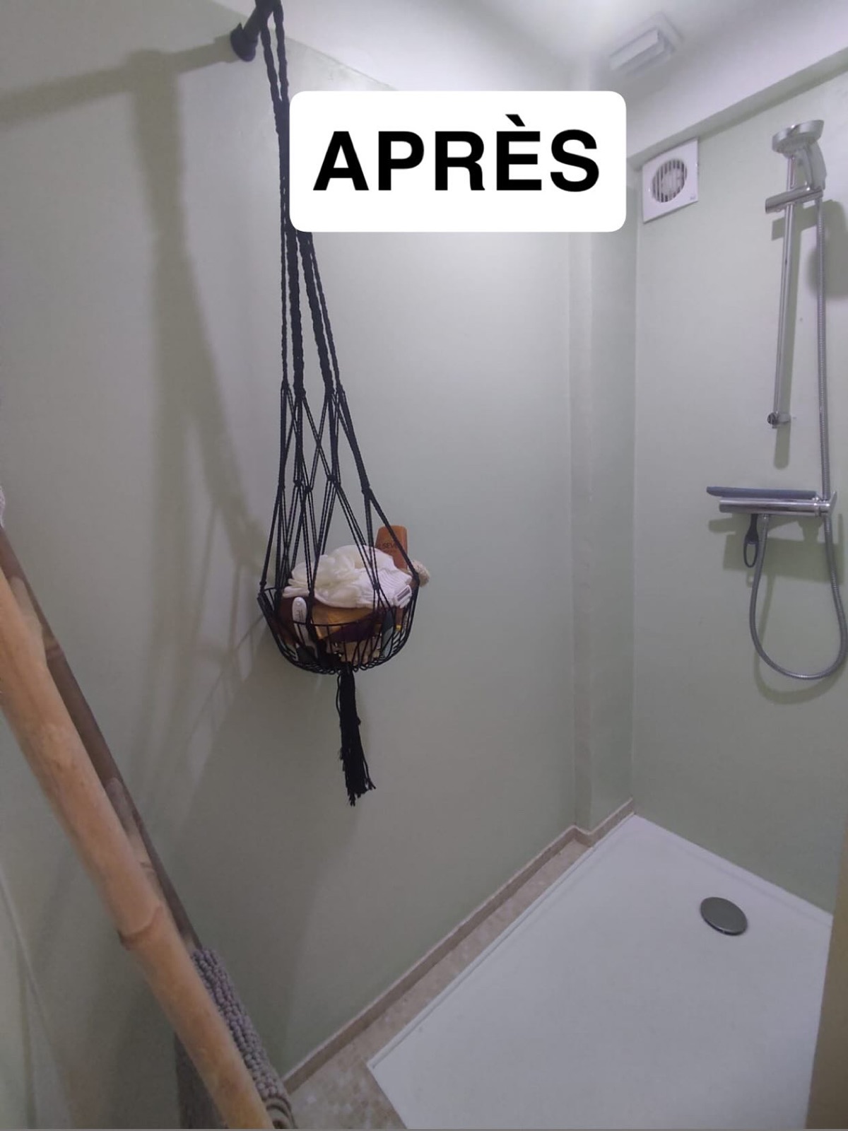 Douche à l'italienne rénovée, murs vert d'eau