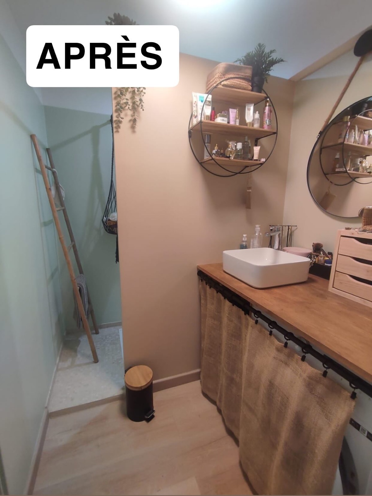 Salle de bain rénovée esprit bohème : vasque à poser sur plan bois et rangements