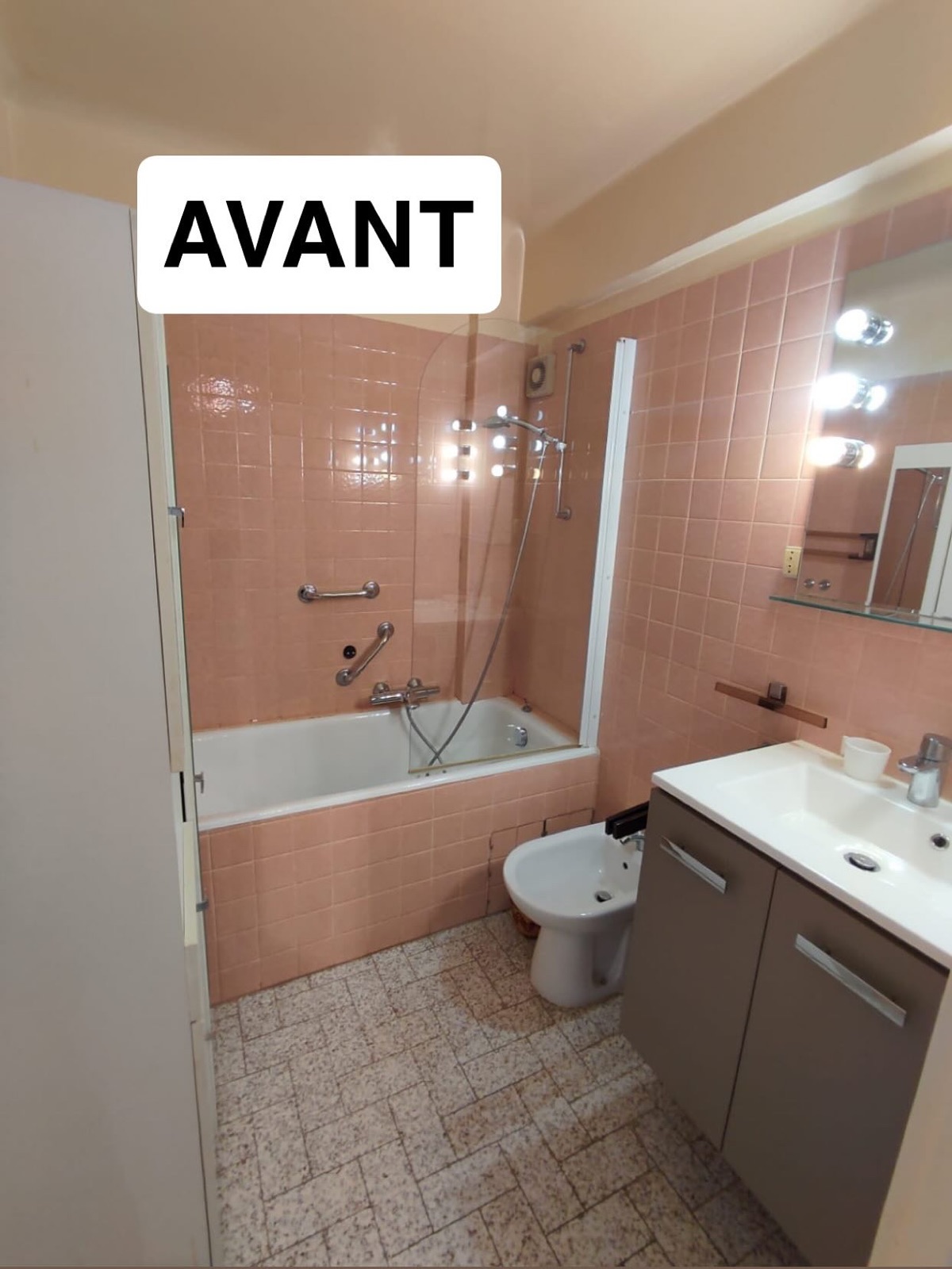 Salle de bain années 80 en carrelage rose avec bidet, avant rénovation