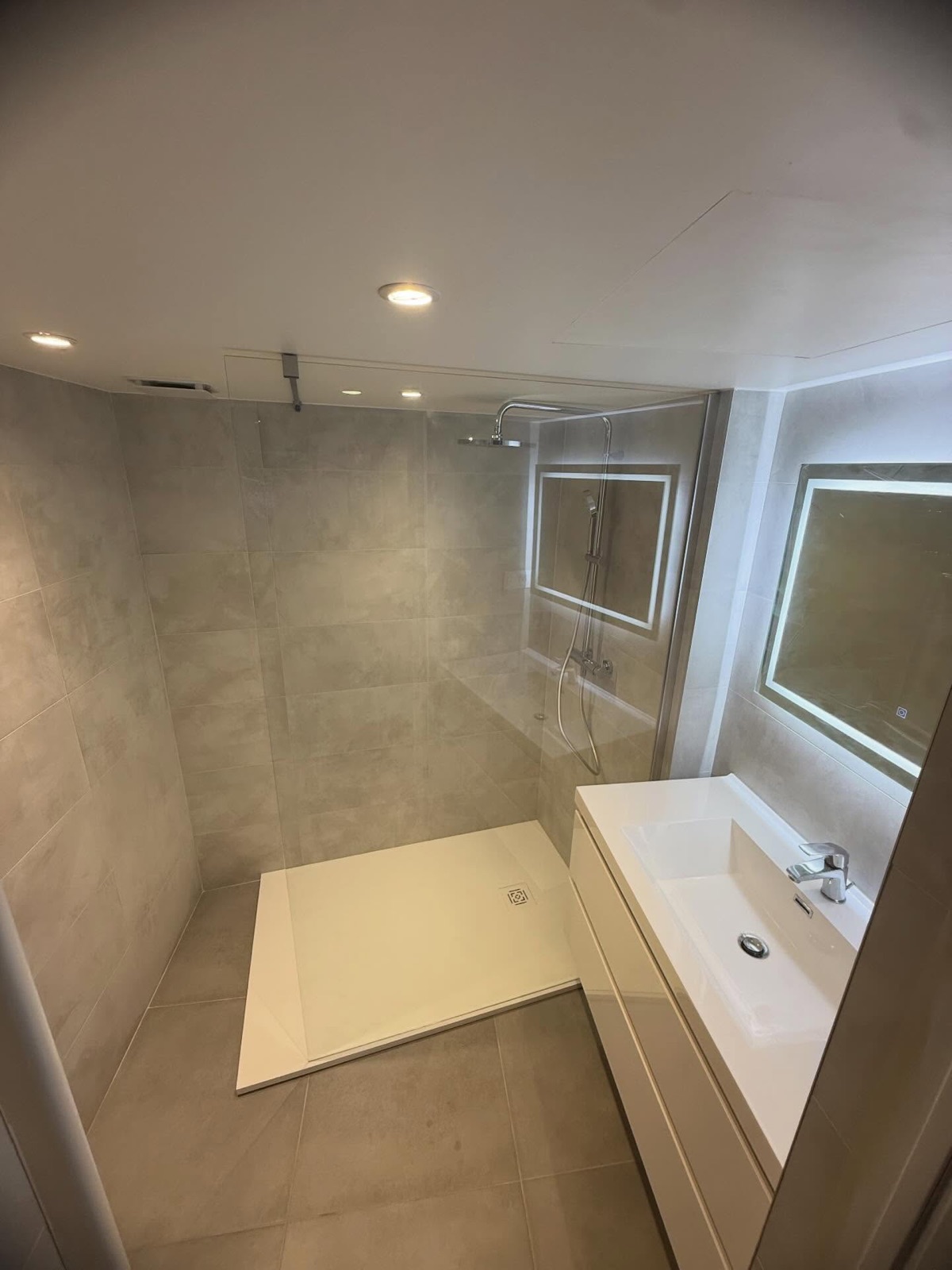 Salle de bain rénovée avec douche italienne et receveur extra-plat