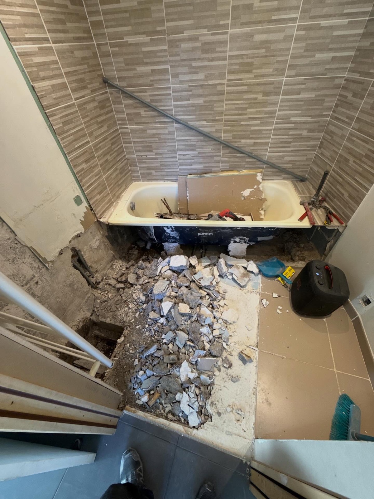 Démolition d'une salle de bain : dépose de la baignoire, du carrelage et ouverture du sol