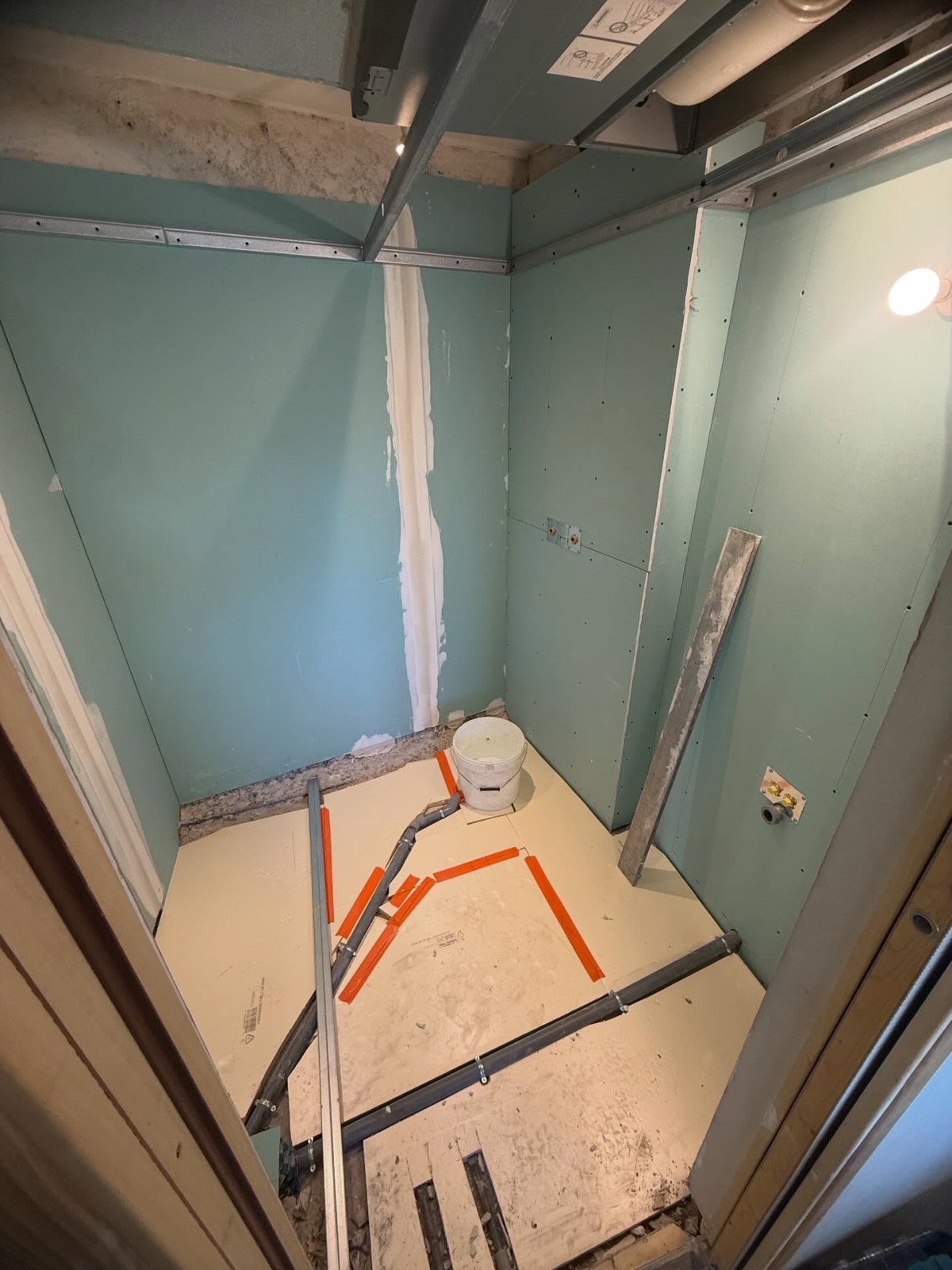 Placo hydrofuge posé et réseaux d'évacuation entièrement repris dans une salle de bain en rénovation