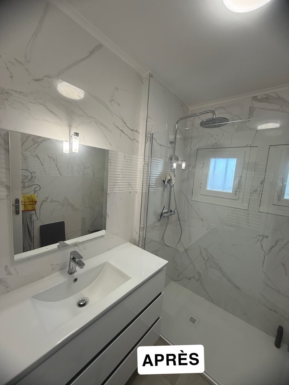 Salle de bain rénovée par AEP : douche à l'italienne et faïence effet marbre blanc