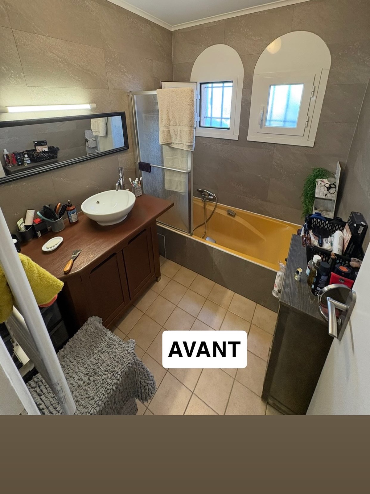 Salle de bain d'origine avec baignoire jaune et carrelage rose, avant rénovation par AEP à Nice