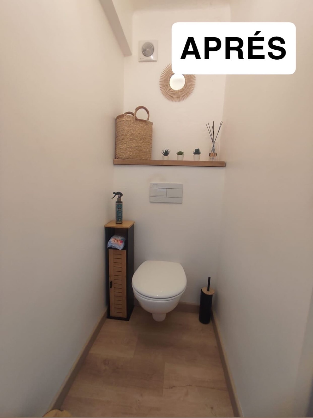 WC rénové : cuvette suspendue, sol vinyle bois et déco épurée