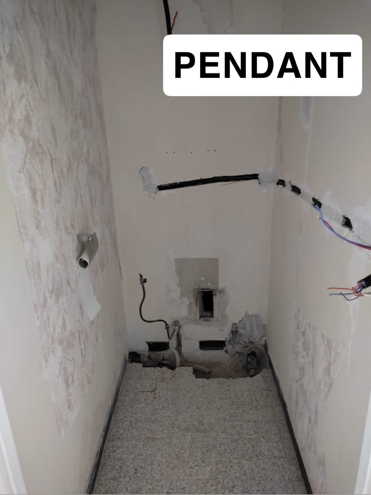 Rénovation de WC en cours : saignées, réseaux encastrés et réservation pour bâti-support